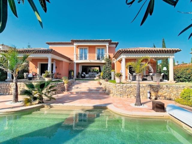 VILLA À VALESCURE PROCHE GOLFS ET COMMERCES