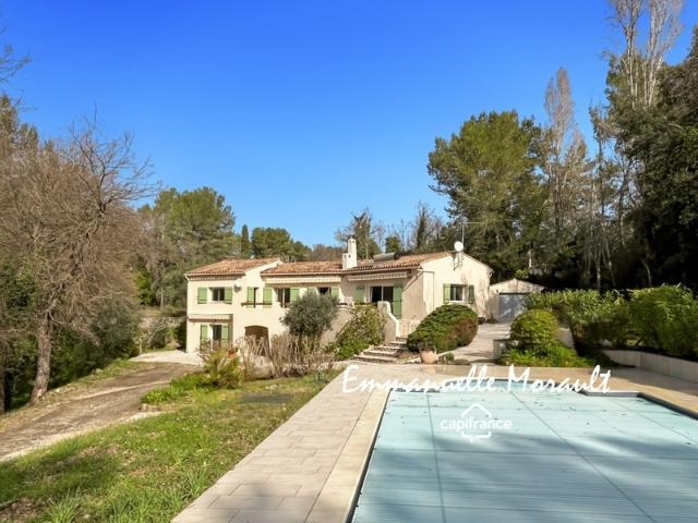 Villa à vendre 7 pièces avec piscine à BAGNOLS EN FORET 83
