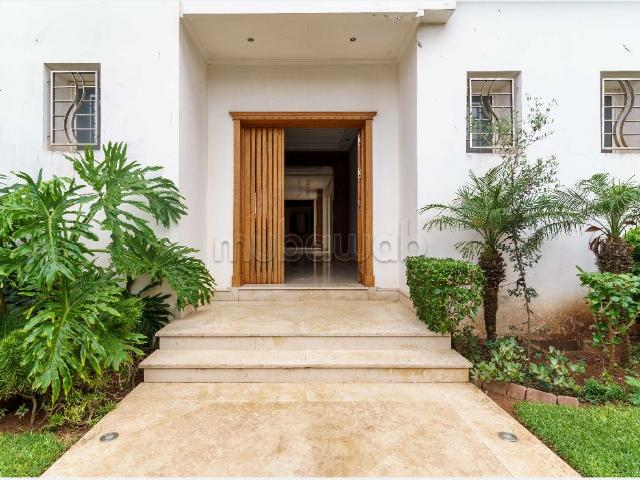 Villa à Vendre de 987.0 m² à Casablanca, Fadaat Al Mouhit