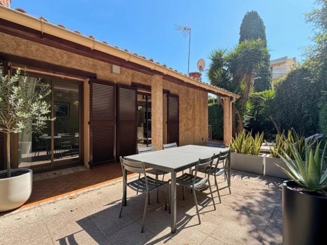 Villa à vendre Début du Cap d'Antibes | Emplacement exceptionnel à deux pas des plages