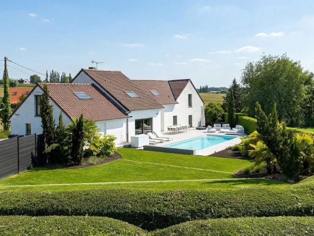 Villa à vendre pour 1490000 euro avec 4 chambres à coucher