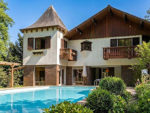 Villa à vendre pour 1150000 euro avec 7 chambres à coucher