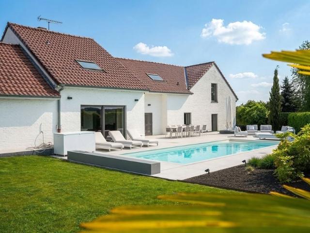 Villa à vendre pour 1300000 euro avec 4 chambres à coucher