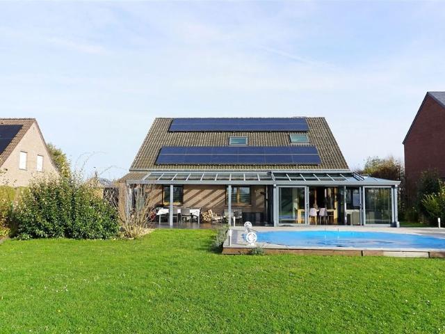 Villa à vendre pour 460000 euro avec 4 chambres à coucher