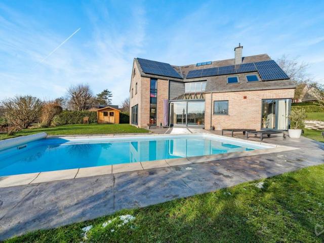 Villa à vendre pour 687000 euro avec 4 chambres à coucher