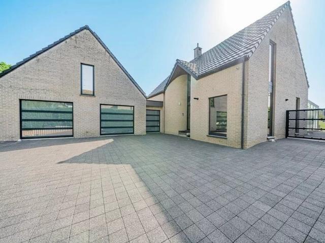 Villa à vendre pour 695000 euro avec 4 chambres à coucher
