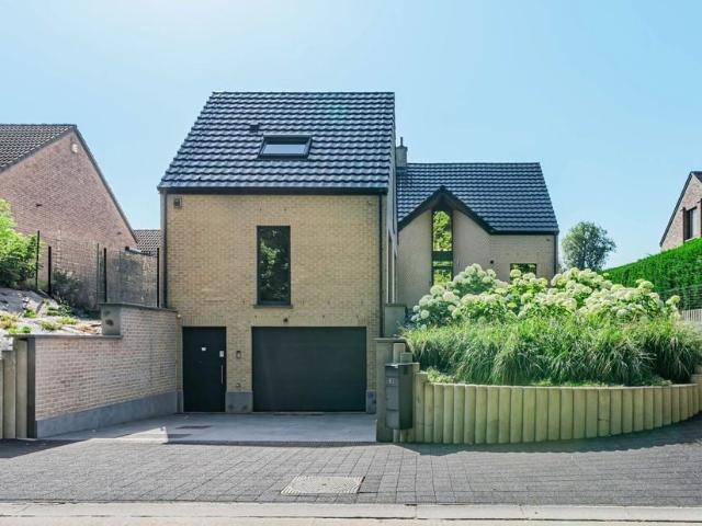 Villa à vendre pour 695000 euro avec 4 chambres à coucher