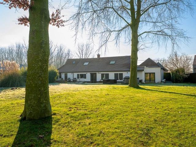 Villa à vendre pour 695000 euro avec 5 chambres à coucher