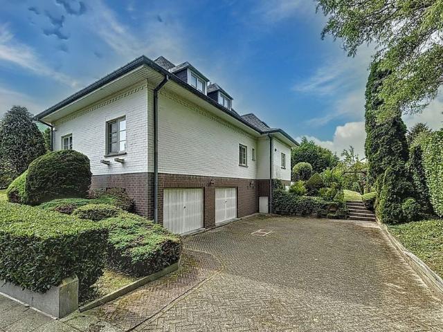 Villa à vendre pour 790000 euro avec 5 chambres à coucher