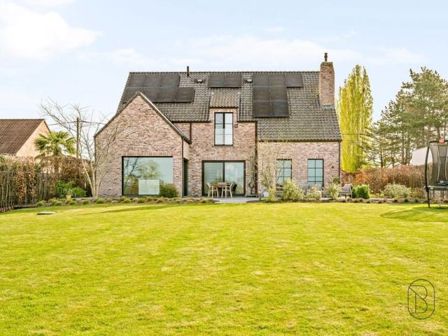 Villa à vendre pour 850000 euro avec 4 chambres à coucher