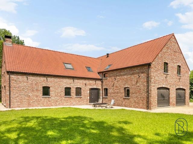 Villa à vendre pour 899000 euro avec 5 chambres à coucher