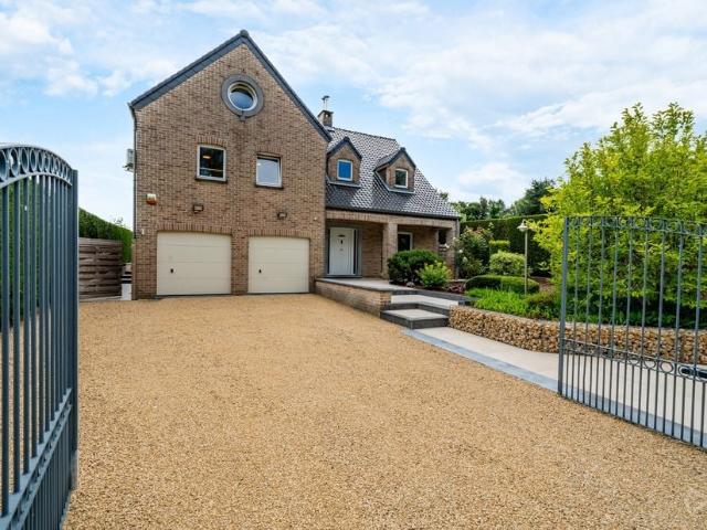 Villa à vendre pour 990000 euro avec 5 chambres à coucher