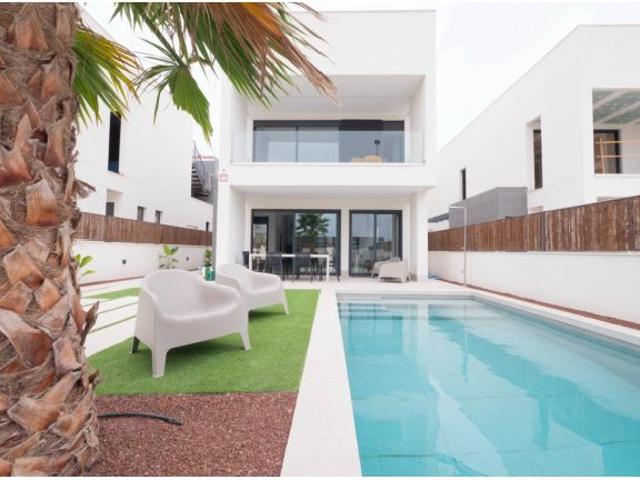 VILLA A 300 METROS DE LA PLAYA