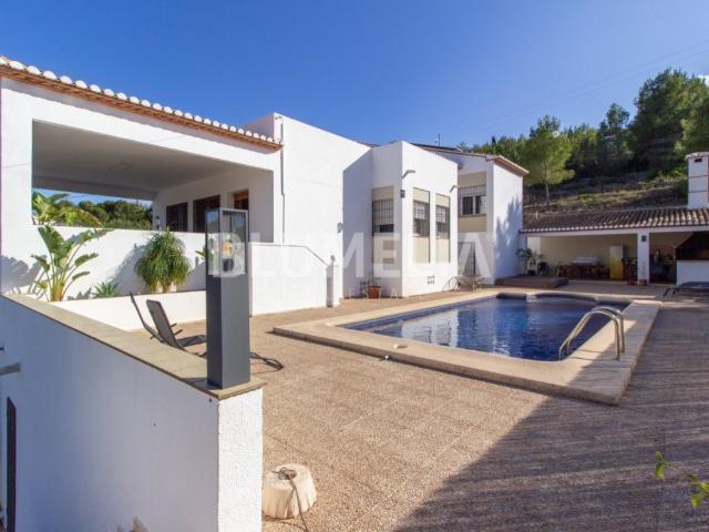 Villa a 500 metros de la playa de las Rotas en venta en Déni. 327m² Dénia