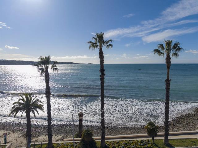 Villa à 50 mètres de la plage, vue panoramique et port à pie. 165m² Bandol