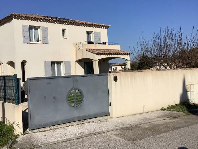 Villa agréable avec piscine au calme