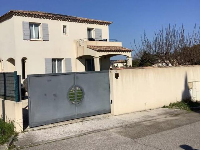 Villa agréable avec piscine au calme