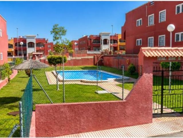 VILLA ADOSADA CON SOLÁRIUM PRIVADO Y VISTAS A LA PISCINA EN LOS ALMENDROS