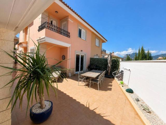 Villa adosada reformada con terraza, piscina comunitaria y aparcamiento en Rincón de Loix, Benidorm