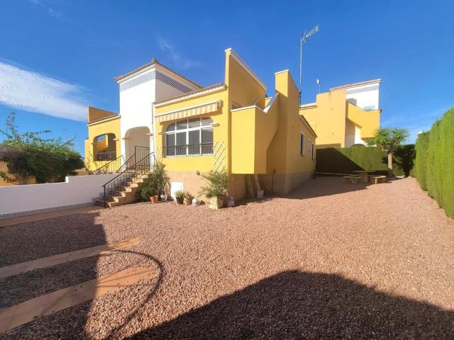 Villa adosada, todo en una planta sin vecinos arriba, en bon. 65m² Los Montesinos