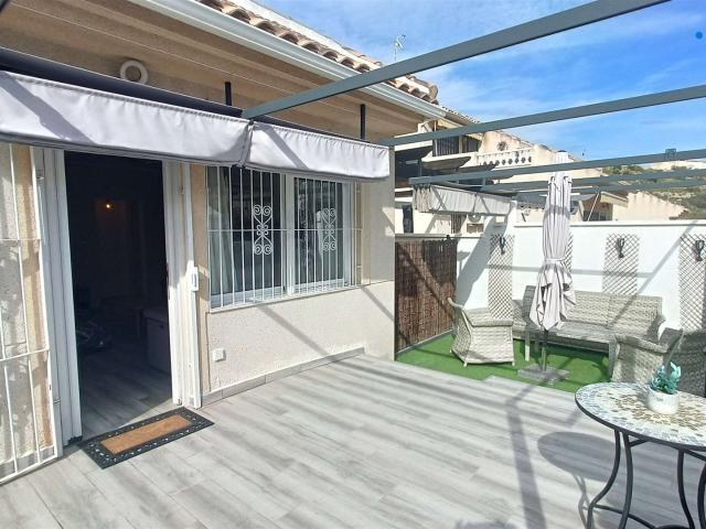 Villa aislada orientada al sur con piscina comunitaria 138m² Rojales