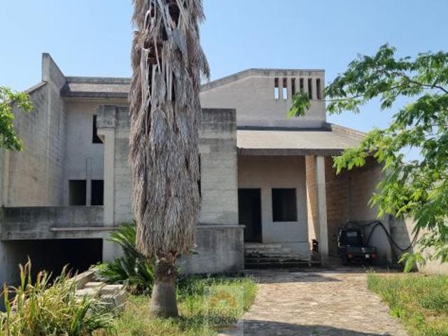 VILLA ALLO STATO RUSTICO CON AMPLISSIMO GIARDINO