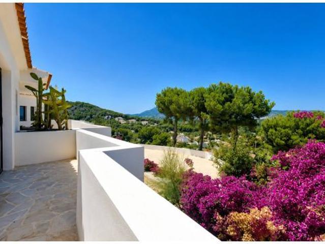 VILLA ALTAVISTA · ENTRE EL MEDITERRANEO Y EL MONTGO EN JAVEA