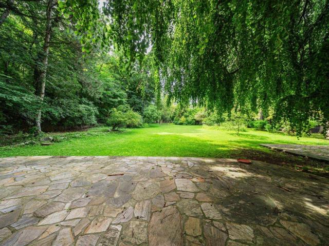 Villa am Waldrand mit sonnigem Traumgarten in der Hinterbrühl über 4000 m² Bauland