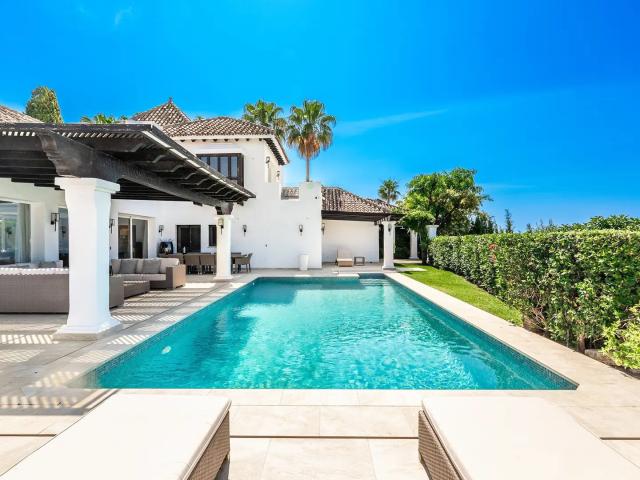 Villa Andaluz Elegante con Vistas Panorámicas al Golf y al M. 413m² Benahavís