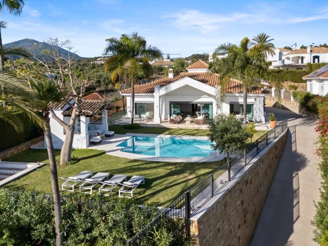 Villa andaluza cerca de golf con vistas al mar en Haza del C. 282m² Marbella