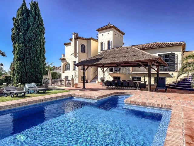 Villa Andaluza con Vistas al Mar en Estepona