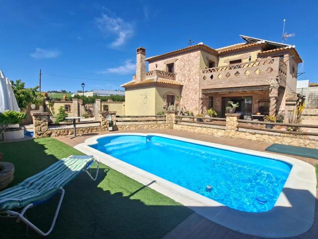 Villa andaluza independiente con piscina privada, jardín cuidado, cocina exterior con barbacoa y encanto tradicional en la tranquila urbanización Los Arroyos Arriate, a solo 10 min de Ronda y menos de una hora de la Costa del Sol — lista para entrar a vivir