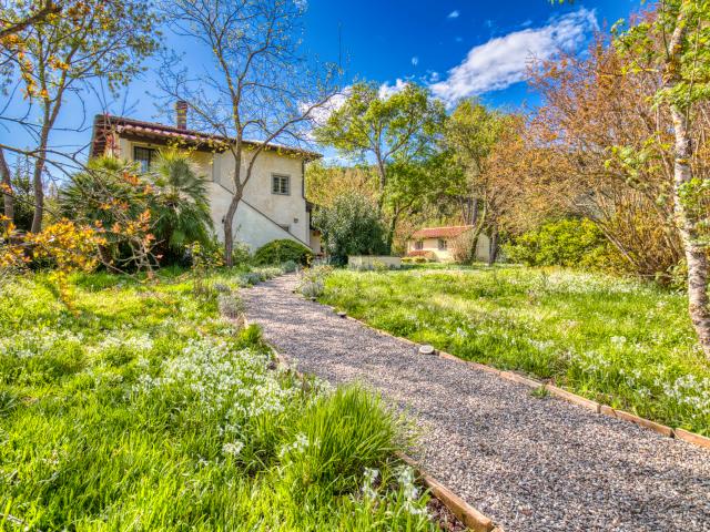 Villa Angiolina Villa in Bifamiliare di Pregio Con Ampio Parco Privato RIF. MC1