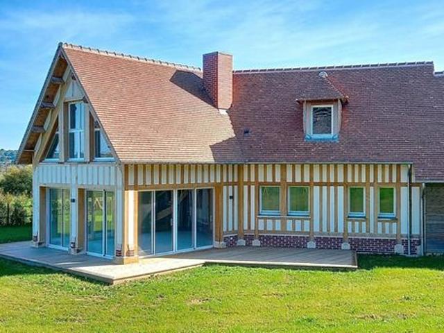 Villa anglo normande récente avec vue