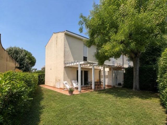 Villa angolare ristrutturata con giardino a Marina Velca