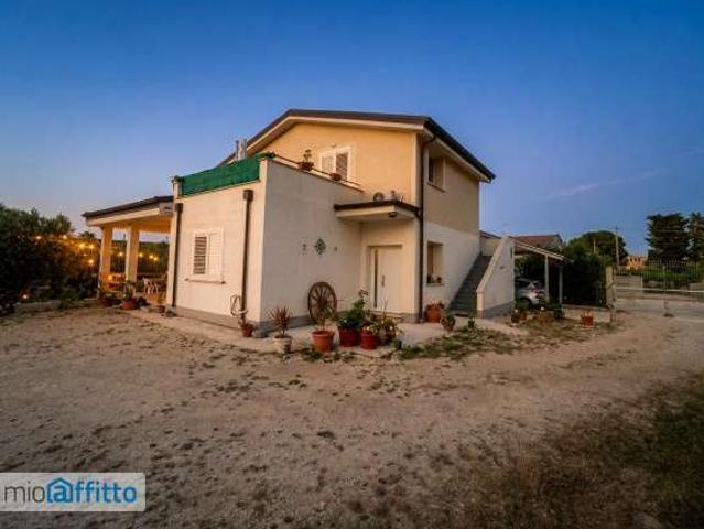 Villa arredata con terrazzo Centro