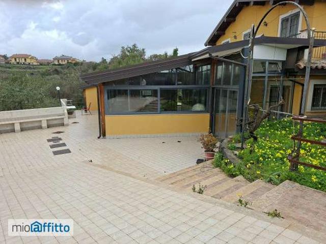 Villa arredata con terrazzo Centro