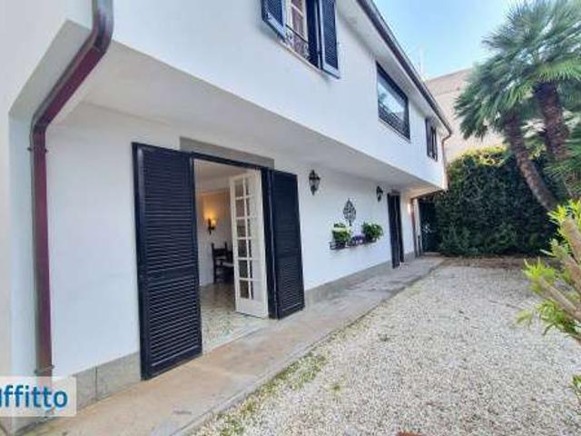 Villa arredata con terrazzo Centro
