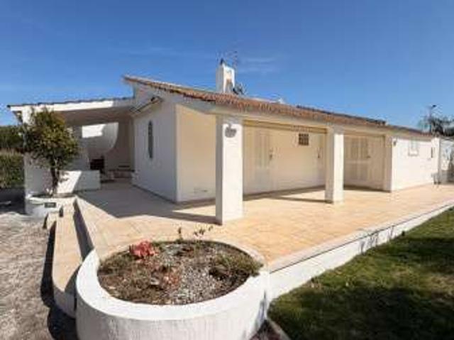 Villa arredata con terrazzo Ostuni costa