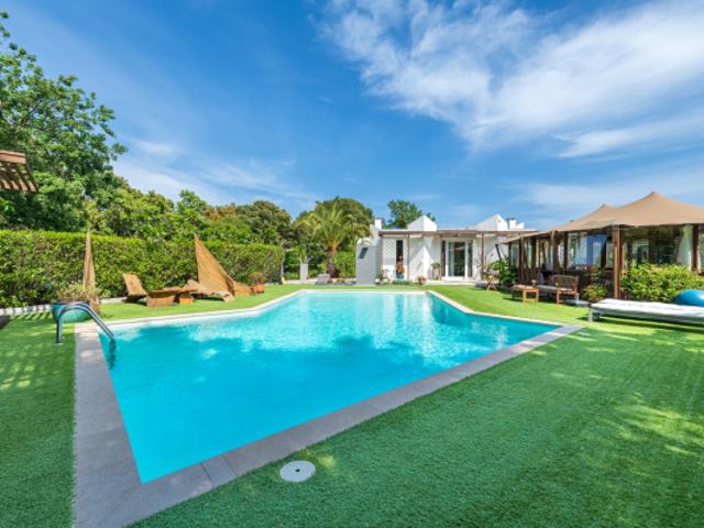 Villa atypique contemporaine, piscine et tennis, à St Raphael Valescure