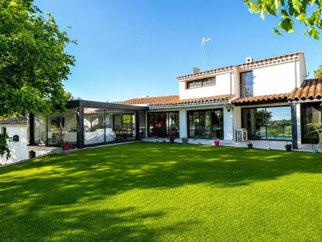 Villa au calme sans vis à vis avec aperçu mer 410m² Sanary sur Mer