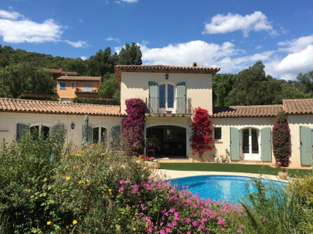 VILLA AU COEUR D'UN JARDIN DE 2 180 m2 AVEC PISCINE & GARAGE