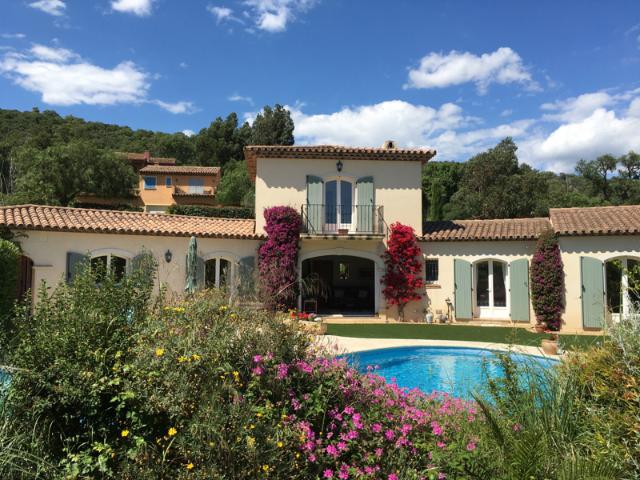 VILLA AU COEUR D'UN JARDIN DE 2 180 m2 AVEC PISCINE & GARAGE