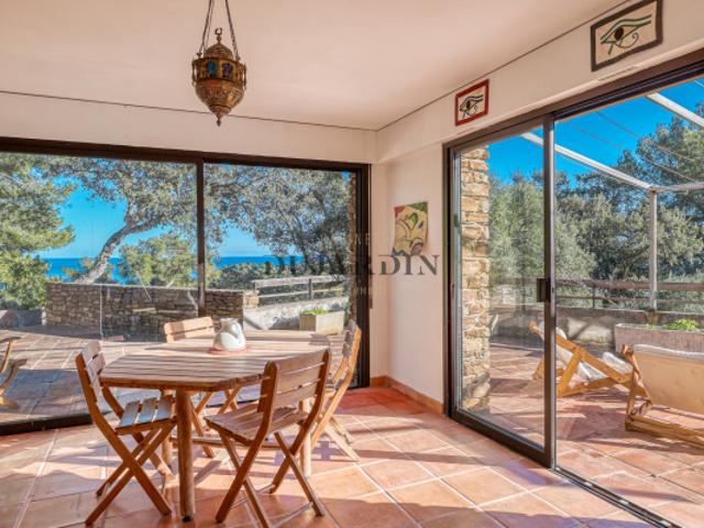 VILLA AU GAOU BENAT SUR UN MAGNIFIQUE ET GRAND TERRAIN: VU