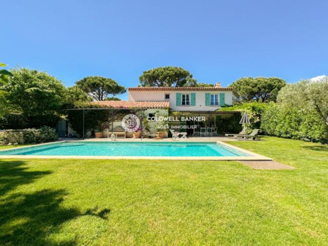 Villa au sein d'un domaine sécurisé, entourée par les pins par