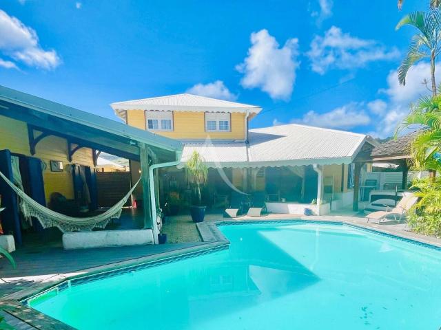 Villa au style créole avec 2 bungalows, une piscine et un SPA à
