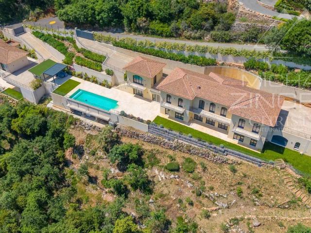 Villa au style épuré sur les balcons de la Riviera 392m² Spéracèdes