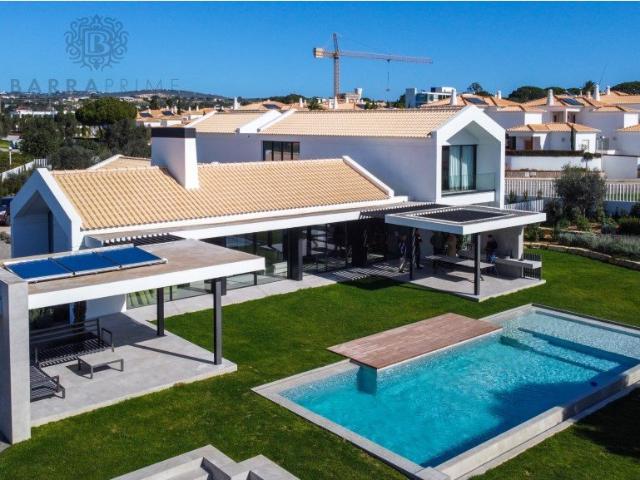 Villa Aurea de Luxo com 6 Quartos e Piscina Privada em Vilam. 600m² Quarteira