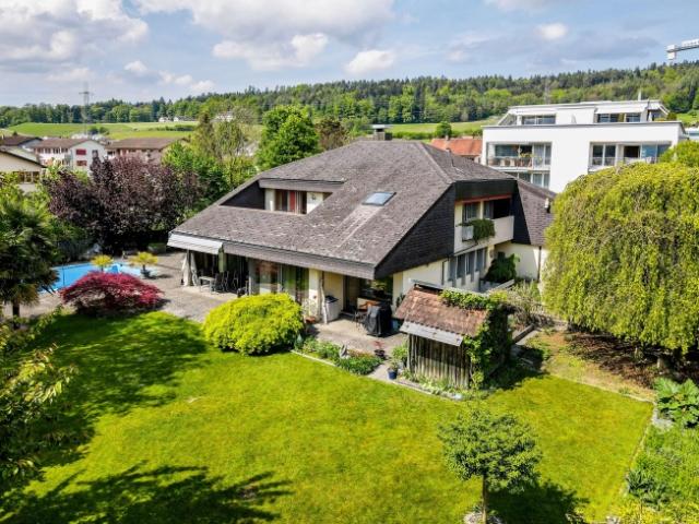 Villa aus den 60er Jahren mit Pool und viel Umschwung im Herzen von Uznach
