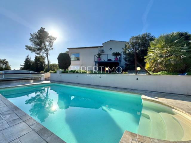 Villa aux grandes dimensions avec piscine dans un environnem